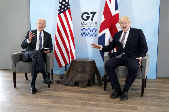 조 바이든(왼쪽) 미국 대통령과 보리스 존슨 영국 총리가 10일 영국 콘월 카비스 베이 호텔에 마련된 환담장에서 대화를 나누고 있다. 두 정상은 11일부터 13일까지 이곳에서 열리는 주요 7개국(G7) 정상회의에 앞서 양자회담을 가졌다.콘월 AP 연합뉴스