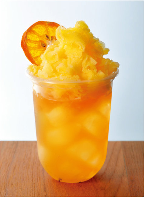 얼그레이에 오렌지로 만든 눈꽃빙수를 올린 음료.