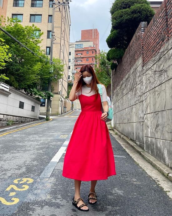 Park Sol-mi, who finished her two daughters equal circle, headed to her first daughters school, where she left a spoonbag and a water pail.Park Sol-mi posted a picture on Instagram on the 11th with an article called Earth Wan.The photo released on the day showed Park Sol-mi in a red dress, and Park Sol-mis colorful fashion sense, which replaced her daughters backpack, attracted attention.Park Sol-mi, who returned home after finishing his two daughters school, laughed, saying, I do not take the first water bucket and run back to school.Park Sol-mi also said, I did not see it today. Park Sol-mi also said, I waited too...Park Sol-mi has two daughters in 2013 with actor Han Jae-suk and marriage.Photo: Park Sol-mi Instagram