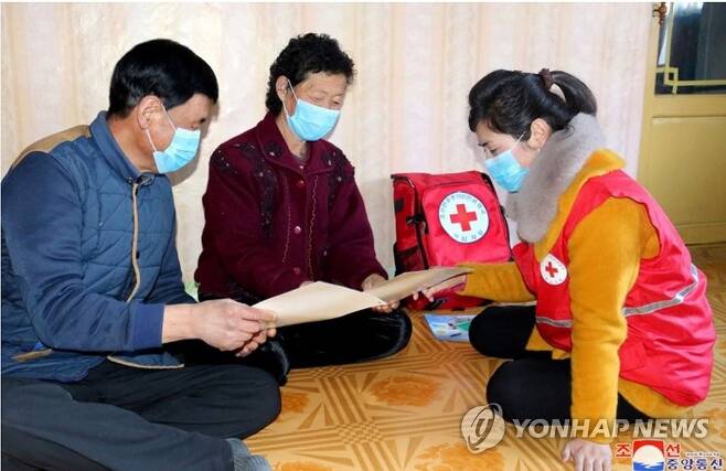 북한 조선적십자회 자원봉사자들이 지난해 3월 지역주민을 대상으로 방역·위생 선전활동을 벌이고 있다. [선전매체 '조선의 오늘' 홈페이지 캡처. 재판매 및 DB 금지]