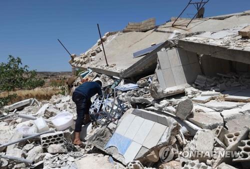 정부군의 포격으로 파괴된 시리아 반군 지역의 건물 [AFP=연합뉴스]