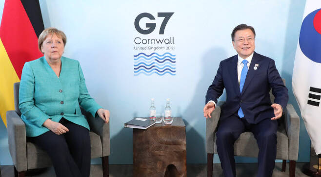 G7 정상회의 참석차 영국을 방문 중인 문재인 대통령이 12일(현지시간) 영국 콘월 카비스베이 양자회담장에서 앙겔라 메르켈 독일 총리와 양자회담을 하고 있다. (사진=뉴시스)