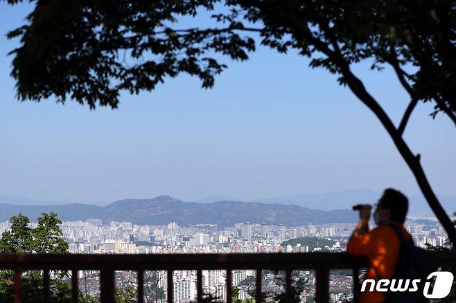 전국이 대체로 맑은 날씨를 보인 4일 오후 서울 남산공원에서 시민들이 파란하늘을 바라보고 있다. 2021.6.4/뉴스1 © News1 황기선 기자
