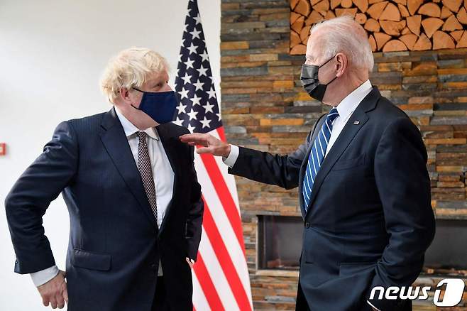 보리스 존슨(왼) 영국 총리와 조 바이든 미국 대통령이 2021년 6월 10일(현지시간) 영국 콘월 카비스 베이에서 양자회담을 갖는 모습. © AFP=뉴스1