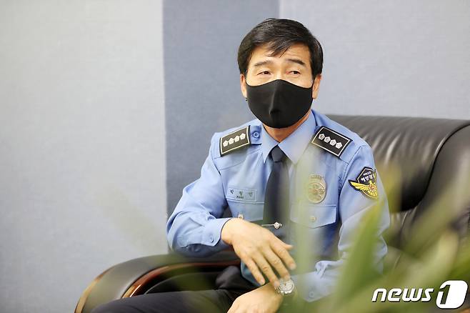 인터뷰 중인 박형민 부산해양경찰서장.2021.06.11© 뉴스1
