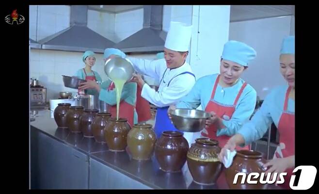 북한 영화 '설풍경'의 한 장면. ('설 풍경' 갈무리)© 뉴스1
