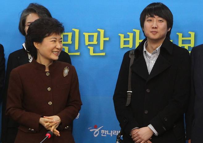 2011년 12월 27일 오후 서울 여의도 한나라당사에서 열린 첫 비대위 회의에서 비대위원 이준석 클라세스튜디오 대표가 한나라당 박근혜 비대위원장과 함께 웃고 있다./오종찬 기자