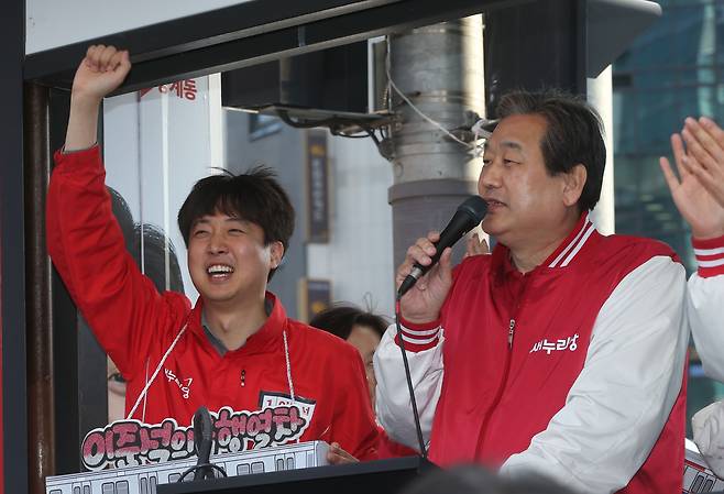 2016년 4월 7일 오후 제 20대 국회의원선거 사전투표를 하루 앞두고 서울 노원구 롯데백화점 앞에서 김무성 새누리당 대표가 이준석 후보 지원유세를 하고 있다./박상훈 기자