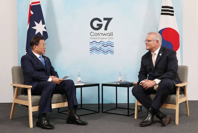 G7 정상회의 참석차 영국을 방문 중인 문재인 대통령이 12일(현지시간) 영국 콘월 트레게나 캐슬 호텔에서 열린 스콧 모리슨 호주 총리와의 한-호주 양자회담에 참석해 발언을 하고 있다./뉴시스