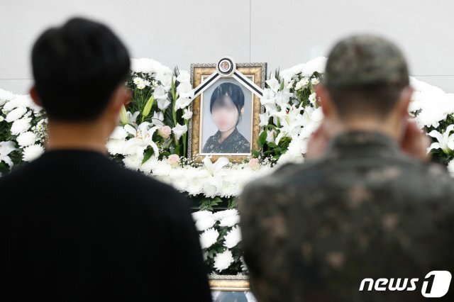 8일 경기 성남 국군수도병원 장례식장에 마련된 고 이모 공군 중사 분향소를 찾은 고인의 고등학교 선생님과 관계자들이 이중사를 추모하고 있다.
