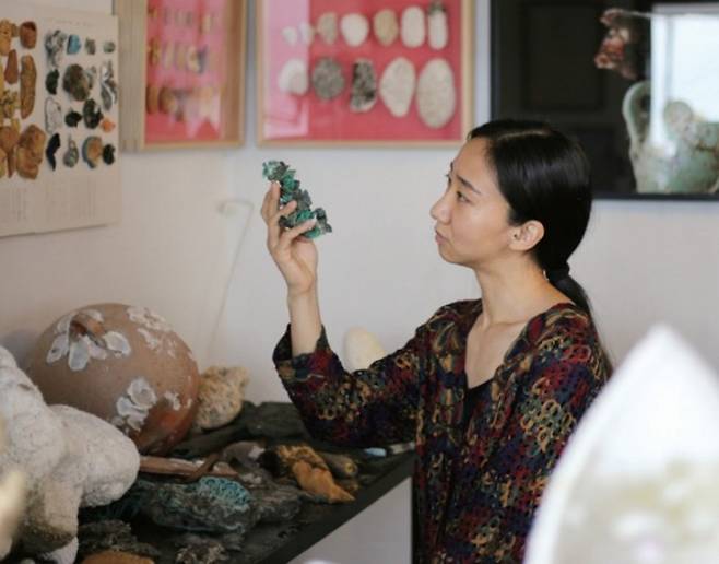 장한나 작가의 서울 마포구 작업실에는 작품으로 다시 태어나길 기다리는 뉴락이 한가득 쌓여있다. 장 작가는 앞으로도 뉴락을 통해 대중과 소통할 계획이다. 이병철 기자