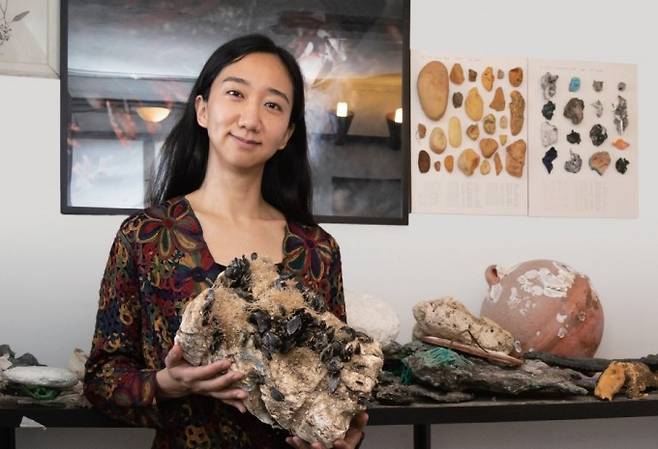 장한나 작가가 플라스틱 위에 홍합이 자란 ‘뉴락’ 작품을 보여주고 있다. 생물과 무생물(플라스틱)의 경계에 주목해 만든 작품이다. 이병철 기자