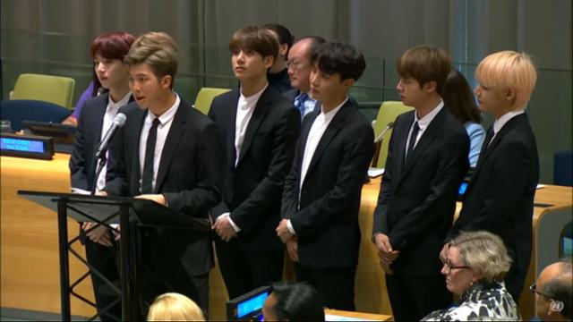 그룹 방탄소년단이 2018년 미국 뉴욕 유엔(UN) 본부 회의장에서 '너를 사랑하라'를 주제로 연설하고 있다. UN 제공