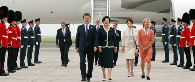 G7 정상회의 참석차 영국을 방문한 문재인 대통령이 11일(현지시간) 영국 콘월 뉴키 공항에 도착해 공군 1호기에서 내리고 있다. 연합뉴스