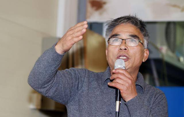 '방랑식객'이라는 별명으로 잘 알려진 임지호 자연 요리연구가가 12일 심장마비로 세상을 떠났다. 향년 65세. 사진은 2015년 12월 3일 강원 화천군 화천읍 산천어축제에서 음식에 대해 설명하고 있는 임씨의 모습. 연합뉴스