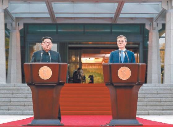 문재인 대통령과 김정은 북한 국무위원장이 2018년 4월 27일 오후 판문점 평화의 집 앞에서 '4.27 판문점 선언'을 발표하고 있다. 연합뉴스