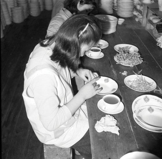 대한도기-도자기 문양 넣는 모습. [사진 부산광역시]