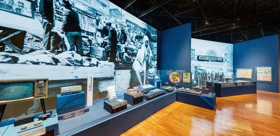 국립민속박물관의 '부산, 바다와 뭍의 나들목' 전시장 모습. [사진 국립민속박물관]