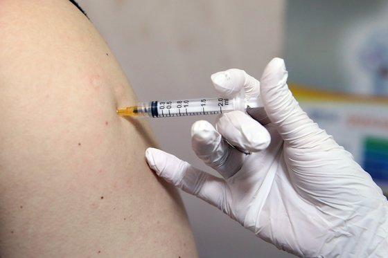 지난 10일부터 얀센 백신 101만명분에 대한 접종이 시작됐다. 중수본은 이번에 미국에서 국내에 들어온 얀센백신 중 최근 문제가 된 볼티모어 공장 생산분은 없다고 밝혔다.중앙포토.