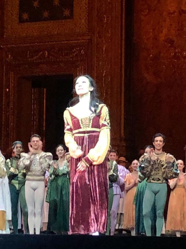 파리오페라발레의 박세은이 10일 파리 바스티유극장에서 '로미오와 줄리엣' 공연 직후 무대에서 에투왈로 지명되자 동료들의 박수 속에 관객에게 인사하고 있다.   파리오페라극장 공식 페이스북