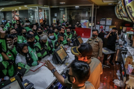 9일(현지시간) 인도네시아 보고르의 한 맥도날드 매장에 BTS 세트를 픽업하려는 배달원들이 줄을 서있다. [AFP = 연합뉴스]
