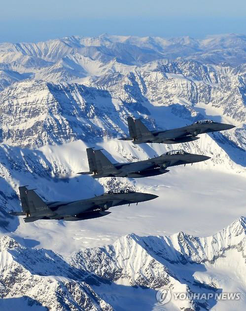 2018년 레드 플래그에 참가한 F-15K가 알래스카 상공을 비행하는 모습. 공군 제공／연합뉴스