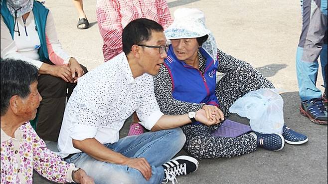 소성리 할머니의 손을 잡고 위로하는 김제동 (사진 제공 : 평화뉴스(김영화 기자))