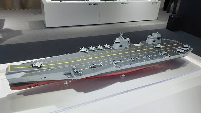 2021 부산국제조선해양대제전에서 현대중공업이 공개한 경항공모함 모형. 영국 퀸 엘리자베스 항모와 유사하다. 해군 제공
