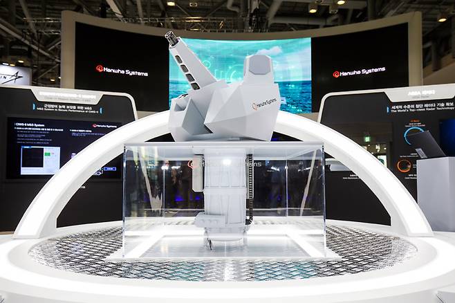 2021 부산국제조선해양대제전이 개막한 9일 부산 벡스코 제1전시장 내 한화시스템 부스에 설치된&nbsp;근접방어무기체계(CIWS)-Ⅱ모형. 한화 제공