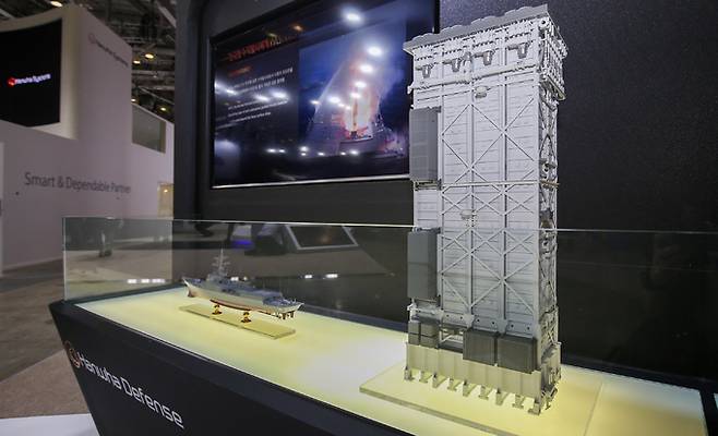 2021 부산국제조선해양대제전이 개막한 9일 부산 벡스코 제1전시장 내 한화디펜스 부스에 전시된&nbsp;한국형 수직발사체계(KVLS) 모형. 한화 제공