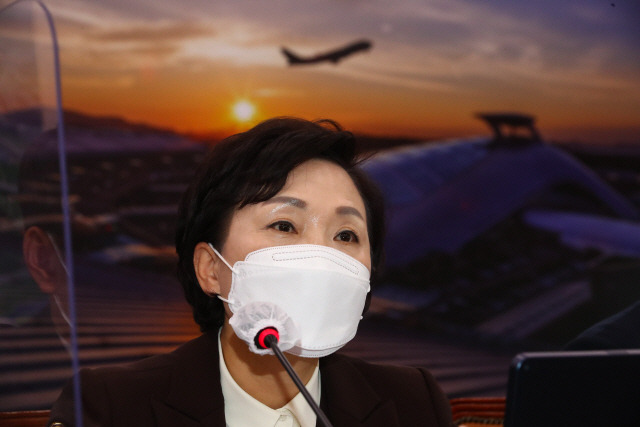 김현미 전 국토교통부 장관이 국회에서 의원 질의에 답하고 있다./연합뉴스
