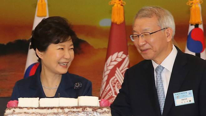 ⓒ연합뉴스 박근혜 대통령과 양승태 전 대법원장