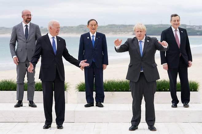 11일 영국 콘월에서 열린 G7 정상회의에 참여한 각국 정상들 (사진=AFP)