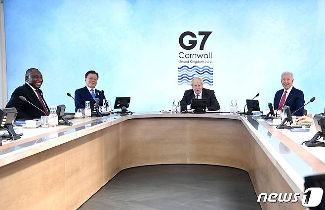 G7 정상회의 참석차 영국을 방문한 문재인 대통령이 12일(현지시간) 영국 콘월 카비스베이에서 열린 G7 확대회의 1세션에서 각국 정상들과 환담을 나누고 있다. (G7 정상회의 제공) 2021.6.13/뉴스1