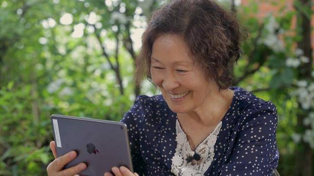 배우 김혜자가 드라마 '전원일기'를 다시 보며 환하게 웃고 있다. MBC 제공