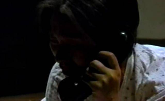 1985년 방송된 '전원일기'에서 은심이 돌아가신 어머니에게 전화를 하는 장면. 당시엔 조명 기술이 좋지 않아 밤에 촬영해 김혜자의 얼굴이 제대로 카메라에 잡히지 않았다. 이날 촬영은 양촌리에 처음으로 전화가 들어온 날을 주제로 이뤄졌다. MBC 방송 캡처