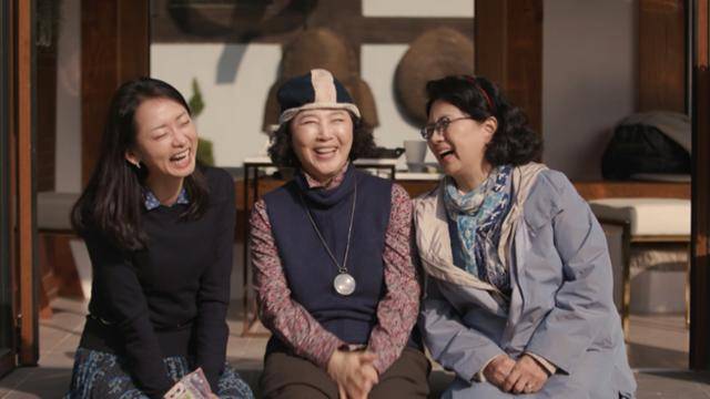드라마 '전원일기' 김 회장 댁 세 며느리를 연기했던 조하나(왼쪽 첫 번째부터), 고두심, 박순천이 만나 옛 이야기를 하며 활짝 웃고 있다. MBC 방송 캡처