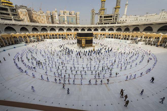 이슬람 순례객들이 지난해 7월 31일 사우디아라비아 메카의 그랜드 모스크에서 기도를 드리고 있다. 사우디 정부는 코로나19 확산을 우려해 지난해 하지 순례객 인원을 1000명으로 제한했다. 메카｜AP연합뉴스