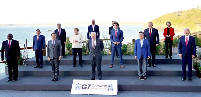 Participating leaders pose for a photo at the G-7 summit in Carbis Bay, Cornwall, England on Saturday. First row, from left: Cyril Ramaphosa of South Africa, Emmanuel Macron of France, Boris Johnson of the UK, Moon Jae-in of South Korea, Joe Biden of the US. Second row: Yoshihide Suga of Japan, Angela Merkel of Germany, Justin Trudeau of Canada, Scott Morrison of Australia. Third row: UN Secretary-General António Guterres, European Council President Charles Michel, Mario Draghi of Italy and European Commission president Ursula von der Leyen. (Yonhap)
