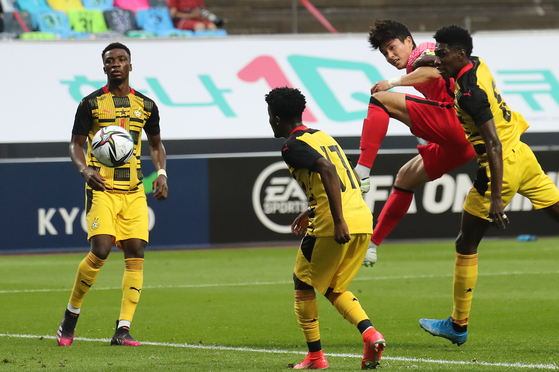 Lee Sang-min heads in Korea's first goal against Ghana at Jeju World Cup Stadium in Seogwipo, Jeju on Saturday. [YONHAP]