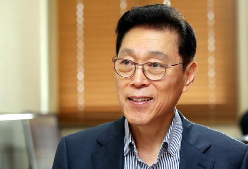 김태유 교수는 "이제 정부가 먹거리 산업을 지정해서는 안된다"며 "정부는 규제를 혁파해 기업가들이 제각기 잘할 수 있는 환경만 조성하면 된다"고 강조했다. <김호영기자>