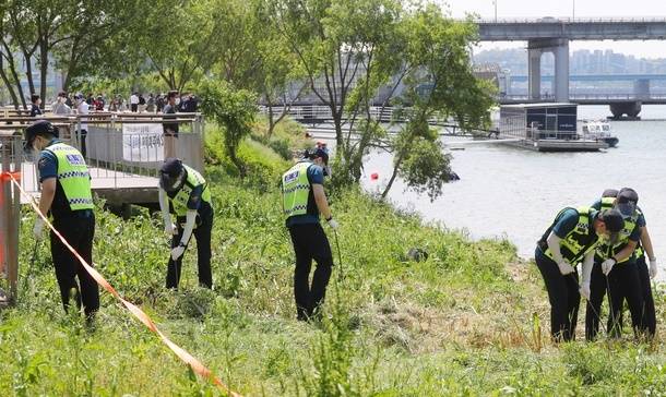 지난달 12일 경찰이 서울 서초구 반포한강공원 수상택시 승강장 인근에서 고(故) 손정민씨 친구 A씨의 휴대전화 수색작업을 하고 있다. 뉴시스