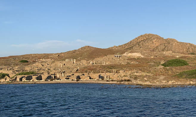 델로스. 미코노스에서 배로 30분 거리에 있는 섬. 태양의 신 아폴론과 달의 여신 아르테미스가 태어난 신화적으로 중요한 섬이며 기원전 5세기 델로스 동맹이 맺어진 역사적인 섬이다