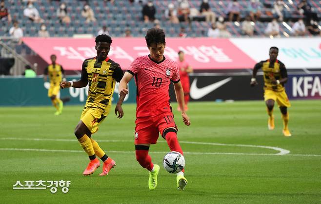 김진유가 12일 제주월드컵경기장에서 열린 가나와 평가전에서 공을 잡고 있다.  서귀포 | 이준헌 기자