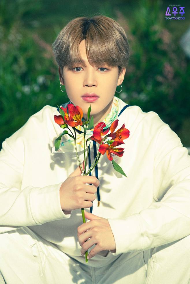 BTS released a picture of each member ahead of a fan meeting held on the 13th and 14th of today with the article You shine brighter than anyone else, ARMY BTS 2021 MUSTER small space on the official SNS on the 12th.In the public picture, Jimin was holding flowers, but he excited fans with a more beautiful visual than flowers.Jimin, a mysterious hair color that combines gold and brown with a green green forest, is looking straight at the mysterious forest fairy gaze, which is like sitting with a red flower and sucking in.Jimin, who holds the red flower Alstroemeria symbolizing erotic, new encounter, consideration and friendship, is a sacred reminder of the sacred the spirit of flowers, further heightening the enthusiasm for the 8th anniversary fan meeting on the 13th.Meanwhile, BTS will perform a fan meeting BTS 2021 Muster (MUSTER) Small Space online on June 13 and 14, marking the 8th anniversary of DeV.