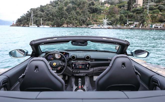 마치 요트가 된 듯한 페라리 포르토피노 M