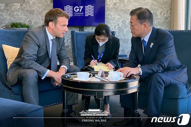 G7 정상회의 참석차 영국을 방문 중인 문재인 대통령이 13일 오전(현지시간) 영국 콘월 카리스베이 정상회담 라운지에서 마크롱 프랑스 대통령과 약식회담을 갖고 있다. (청와대 페이스북) 2021.6.13/뉴스1
