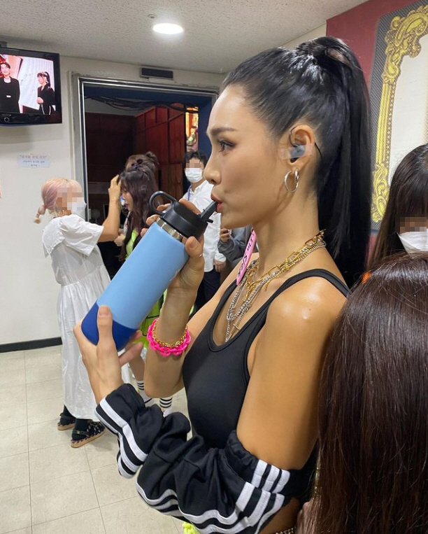 Kahi, a former After School, flaunted her senior sister visuals.On the 14th, Kahi posted a picture on his Instagram saying, If you do not laugh, you are afraid ... you have to laugh.In the photo, he is preparing for the Waiting room just before appearing in Moonlighting, and Kahis face, which is tense on the stage for a long time, boasts a strong sister visual and makes a smile.On the other hand, Kahi, who returned home for a while for the Moonlighting schedule, returned to Bali on the 9th after finishing his life in Korea for about a month.