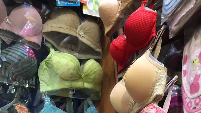 파키스탄 시장에서도 브래지어를 진열해 놓고 팔지만 품질이 좋은 물건은 숨겨진 곳에 있다