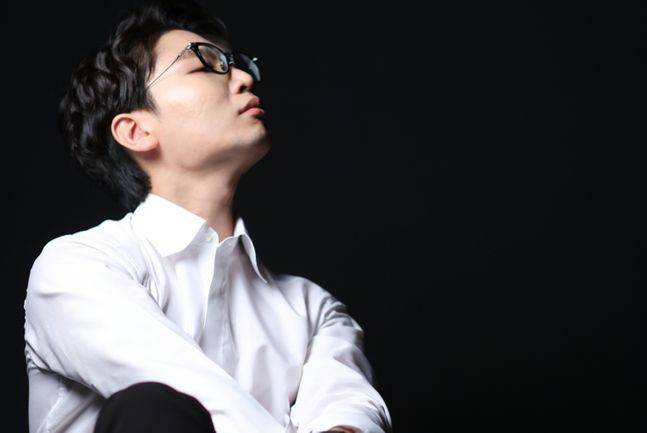 지휘자 최재혁이 오는 8월 4일 금호아트홀연세에서 비올리스트 이한나, 현대음악 전문연주단제 앙상블블랭크와 함께 'Viola in My Life'라는 타이틀로 콘서트를 연다. ⓒ앙상블블랭크